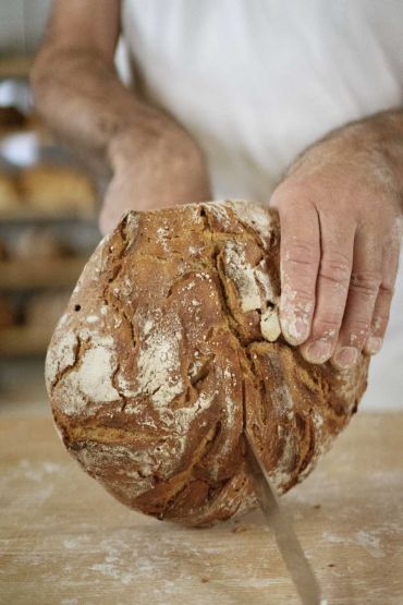 Kemetmüller Bäckerei Brotschneiden